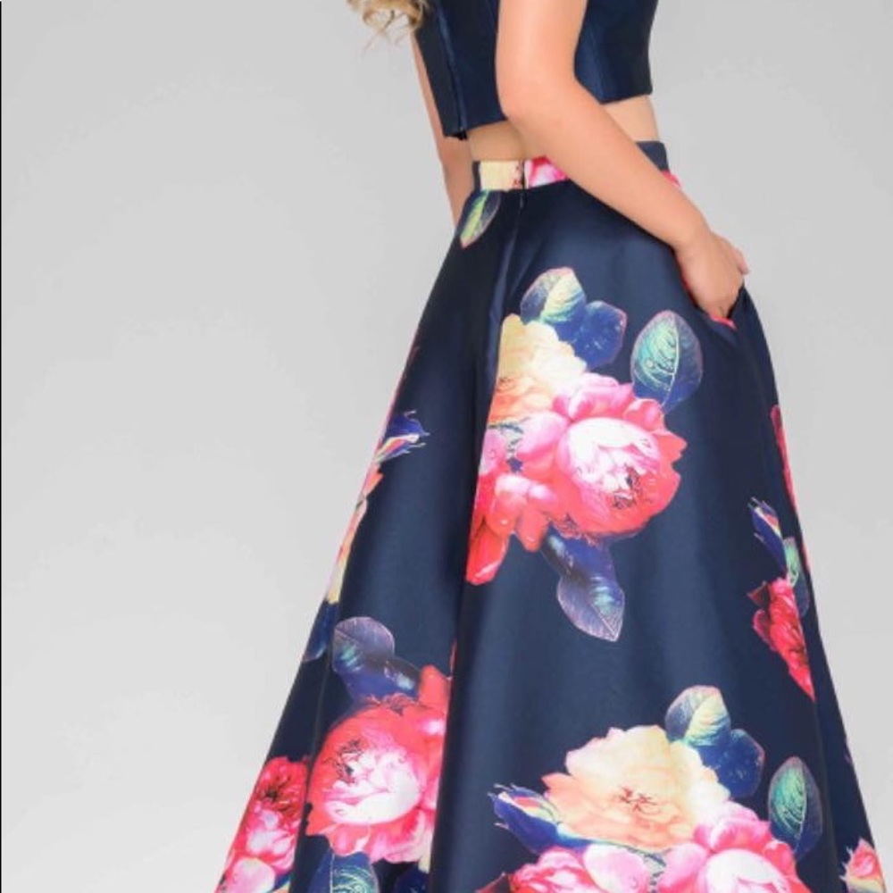 BRAND NEW SIZE 4